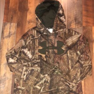 Men’s medium camo under armour hoodie